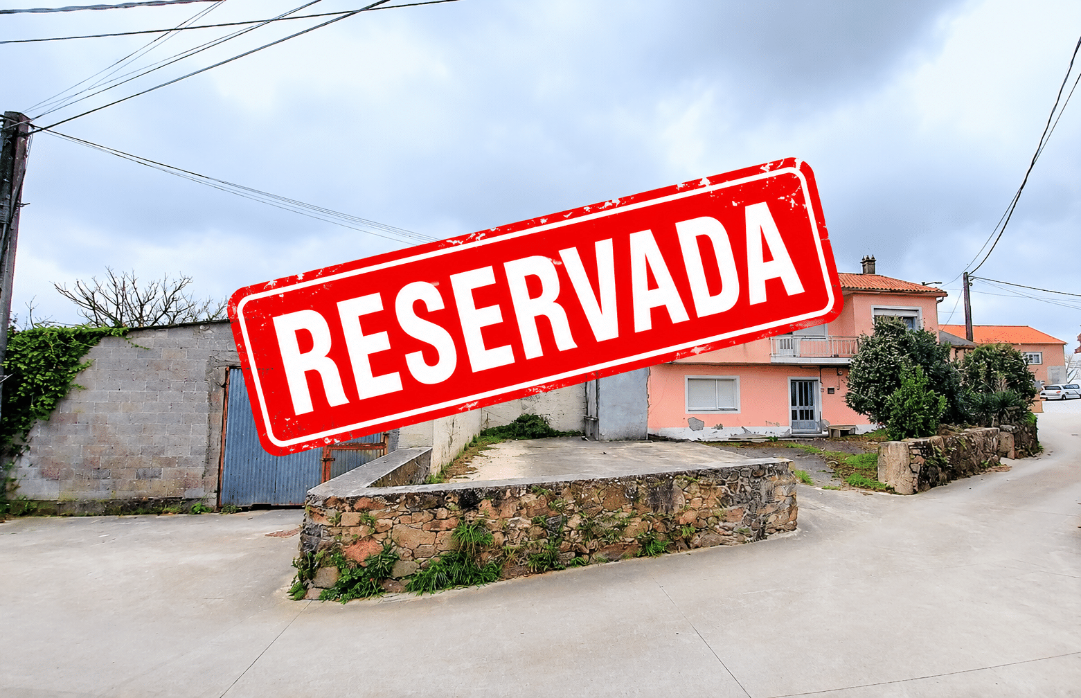Casa reservada en pueblo nublado